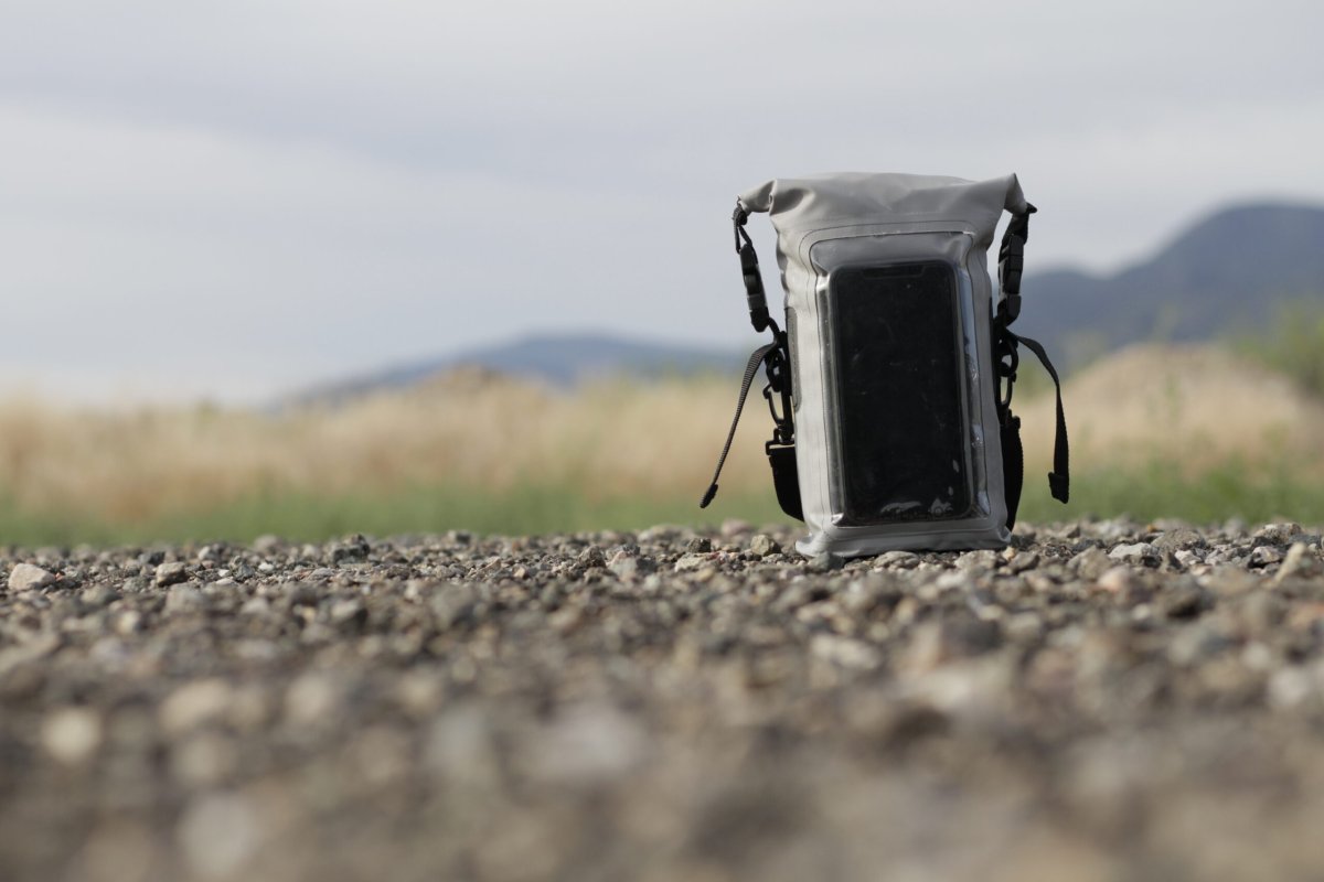 Phone Tote Dry Bag – Grey Geckobrands - Imagen 7