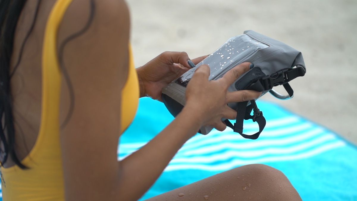 Phone Tote Dry Bag – Grey Geckobrands - Imagen 8