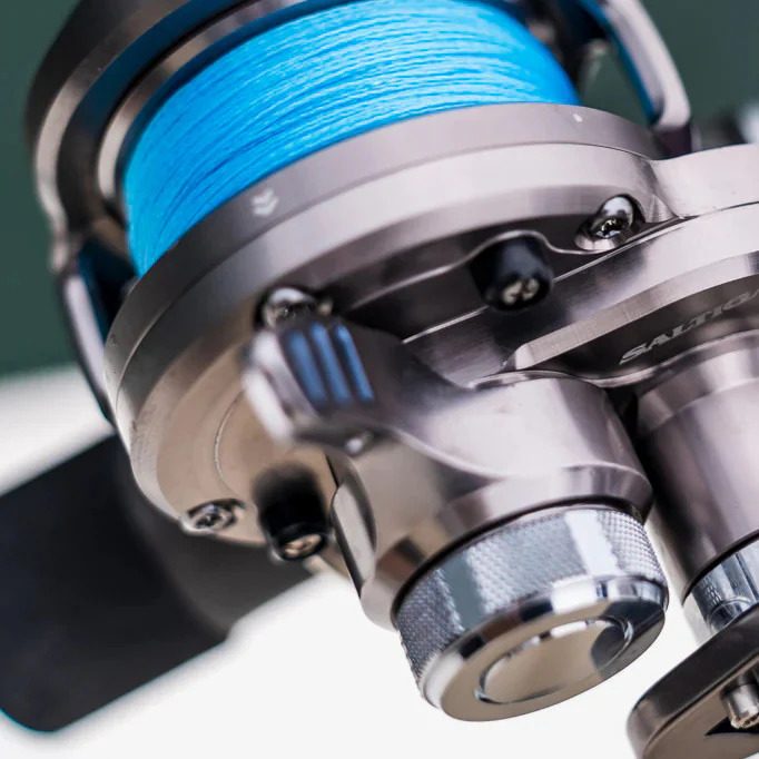 Carrete Daiwa Saltiga Lever Drag 20H Convencional en Baitcasting - Imagen 3